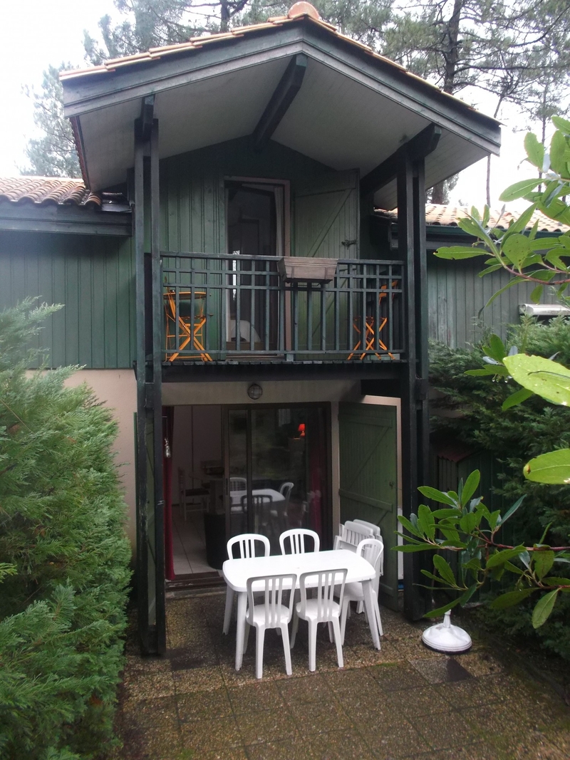 Joli pavillon en location avec piscine collective dans la résidence à Lacanau